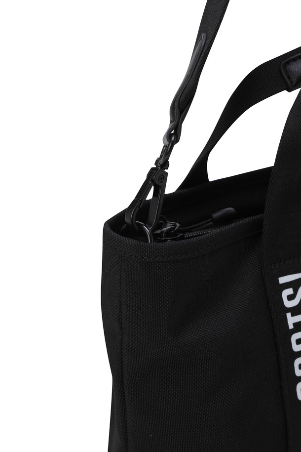 WAACKY (와키) 이지 카트백은 골프룩에 어울리는 여성용 골프백입니다. 미니멀하고 클래식한 디자인으로, 블랙 컬러에 레터링 패턴과 메탈 장식이 돋보입니다. 넉넉한 수납 공간과 탈착 가능한 스트랩이 있어 실용성을 높였으며, 상단 지퍼 여밈과 내부 분리 포켓으로 소지품을 안전하게 보관할 수 있습니다. 가죽 커버 손잡이와 바닥 메탈 보호 장식, 숄더/크로스 연출이 가능하여 다양한 스타일로 활용할 수 있는 미디엄 사이즈 사각 가방입니다.
