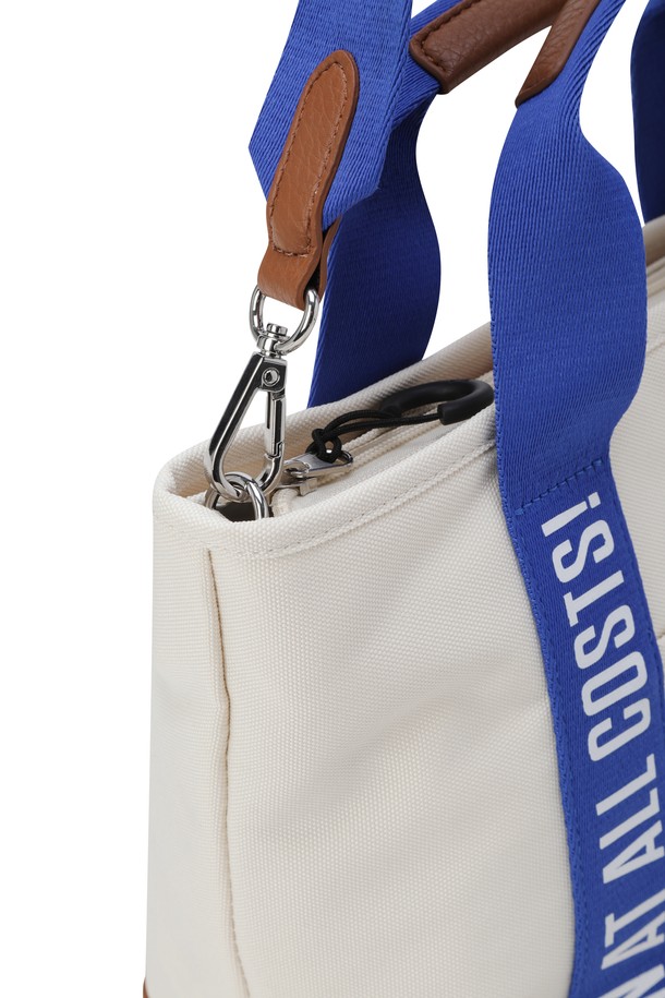 WAACKY EASY (와키 이지) 여성 골프 카트백은 클래식하고 미니멀한 스타일을 추구하는 여성 골퍼를 위한 가방입니다. 부드러운 가죽 소재에 레터링 패턴, 메탈 장식으로 포인트를 주어 고급스러운 디자인을 완성했습니다. 넉넉한 수납공간과 내부 분리 포켓, 숄더/크로스 연출이 가능한 탈착 스트랩으로 실용성을 높였습니다. 상단 지퍼 여밈 방식으로 내용물을 안전하게 보호하며, 바닥 보호 메탈 장식으로 내구성을 더했습니다. 화이트, 블루, 브라운 세 가지 색상으로 출시되어 골프룩에 맞춰 다채롭게 연출할 수 있습니다.
