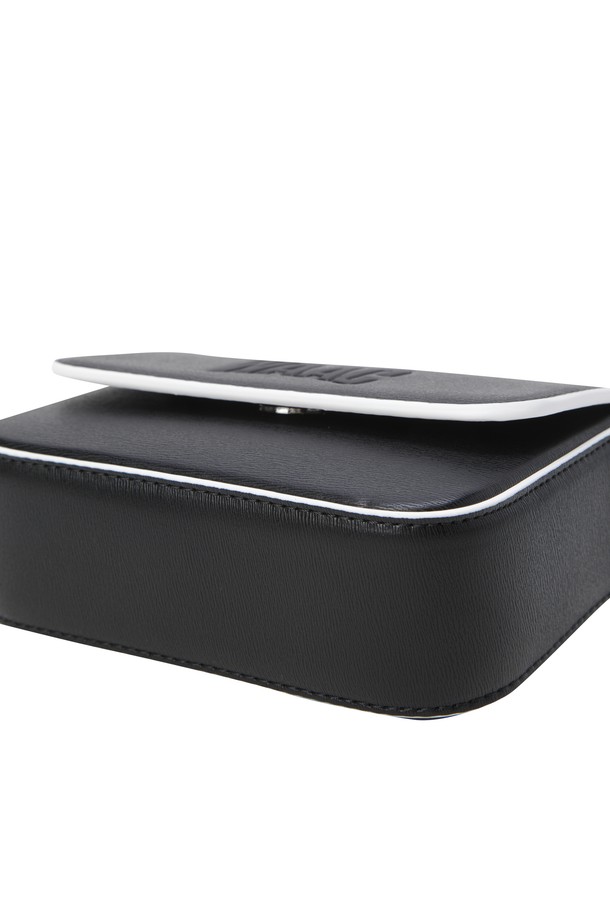 세련된 여성 벨트백(CO)을 소개합니다. 고급 가죽 소재에 로고 패턴과 로고 장식이 더해져 클래식하고 미니멀한 스타일을 연출합니다. 컴팩트한 미니 사이즈의 사각 디자인으로, 내부 포켓과 핀꽂이가 실용성을 높입니다. 벨트 탈부착이 가능하며, 마그네틱형 잠금 방식으로 편리하게 사용할 수 있습니다. 골프룩에 어울리는 아이템으로, 스타일리시하게 연출해보세요.
