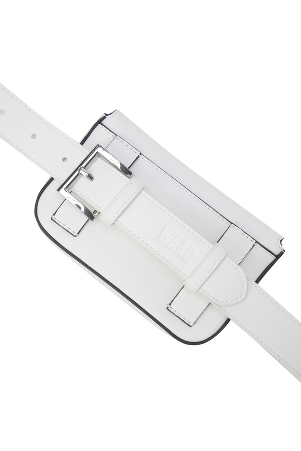 세련된 여성 벨트 백(CO)입니다. 미니멀한 사각 디자인에 로고 패턴과 장식이 돋보이며, 가죽 소재로 제작되어 고급스러운 분위기를 자아냅니다. 벨트 탈부착이 가능하여 다양한 스타일 연출이 용이하며, 내부 포켓과 핀꽂이 디테일로 실용성을 더했습니다. 마그네틱형 잠금 방식으로 소지품을 안전하게 보관할 수 있으며, 데이트룩, 모임룩, 소개팅룩 등 다양한 TPO에 활용하기 좋습니다. 클래식, 미니멀, 시크 스타일을 즐기는 여성분들께 추천합니다.
