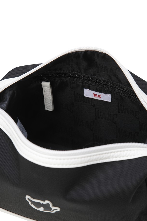 WAACKY(와키) 골프 파우치는 클래식하고 미니멀한 스타일을 추구하는 골퍼를 위한 필수 아이템입니다. 블랙, 화이트 두 가지 컬러로 출시되었으며, 부드러운 가죽 소재와 사각 형태의 디자인이 특징입니다. 외부에는 조직감 있는 가죽 배색, 내부에는 분리 포켓으로 실용성을 더했으며, 뒷면 지퍼 포켓으로 수납력을 높였습니다. 가볍고 컴팩트한 미디엄 사이즈로 골프 라운딩 시 편리하게 사용할 수 있으며, WAACKY(와키) 브랜드 로고 장식으로 포인트를 더했습니다.
