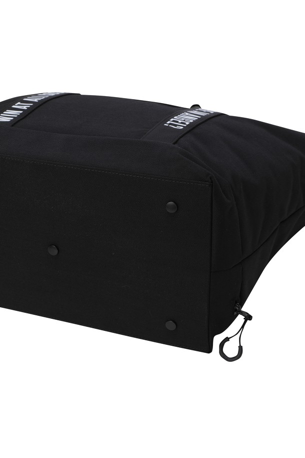 "토트 보스턴 백"은 클래식하고 미니멀한 스타일을 추구하는 골프룩에 완벽하게 어울리는 가방입니다. 블랙 컬러의 미디엄 사이즈 사각 토트백으로, 레터링 패턴과 메탈 장식, 버클 디테일이 세련된 포인트를 더합니다. 넉넉한 수납공간과 분리 포켓, 이중 손잡이로 실용성을 높였으며, 바닥 메탈 보호장치와 스트랩 디테일이 디자인의 완성도를 높입니다. 골프 라운딩 시 스타일리시함과 수납력을 동시에 잡을 수 있는 아이템입니다.
