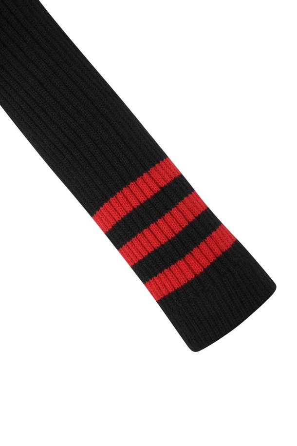 WAACKY(와키) 우드 커버는 골프 용품으로, 스포티한 스타일을 연출합니다. 스트라이프와 캐릭터 무늬가 적용되어 개성 있는 디자인을 자랑합니다. 신축성 있는 소재로 제작되어 편안한 사용감을 제공하며, 골프 클럽을 보호하는 포인트 아이템으로 활용하기 좋습니다. 
