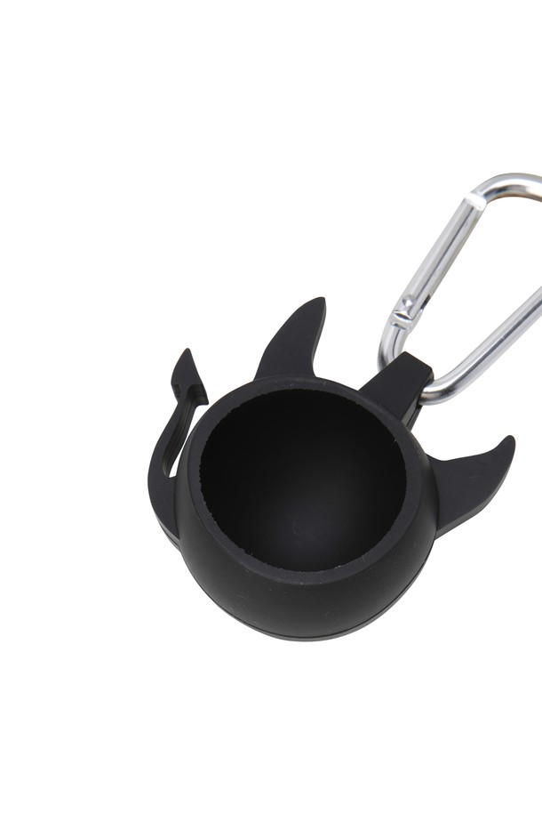 와키(WAACKY) 볼 케이스는 골프 용품으로, 귀여운 캐릭터 패턴의 미니 사이즈 사각 볼 케이스입니다. 볼 보관 기능에 특화되었으며, 와키 모형 디자인과 고리 장식이 특징입니다. 공용으로 사용할 수 있으며, 개성 넘치는 디자인으로 소지품에 포인트를 더합니다. 골프 라운딩 시 편리하게 사용할 수 있는 실용적인 아이템입니다.
