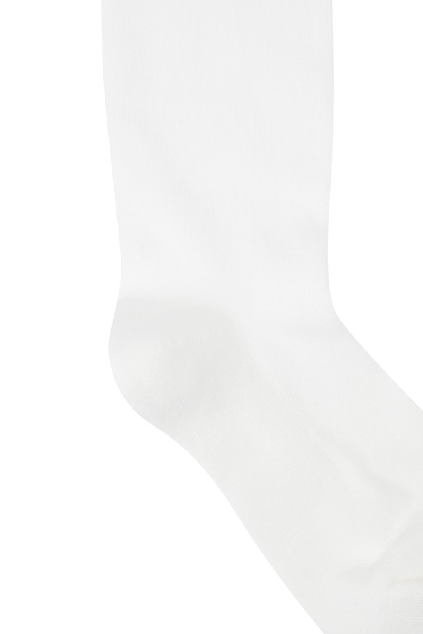 여성 무릎 양말(OE)입니다. 골프룩에 어울리는 스포티하고 캐주얼한 스타일의 니삭스로, 면 소재로 제작되어 부드러운 착용감을 제공합니다. 신축성과 쿠셔닝 기능으로 활동성을 높였으며, 자수, 레터링, 골지 패턴이 돋보이는 디자인입니다. 필드 위에서 개성 넘치는 스타일을 연출해보세요.
