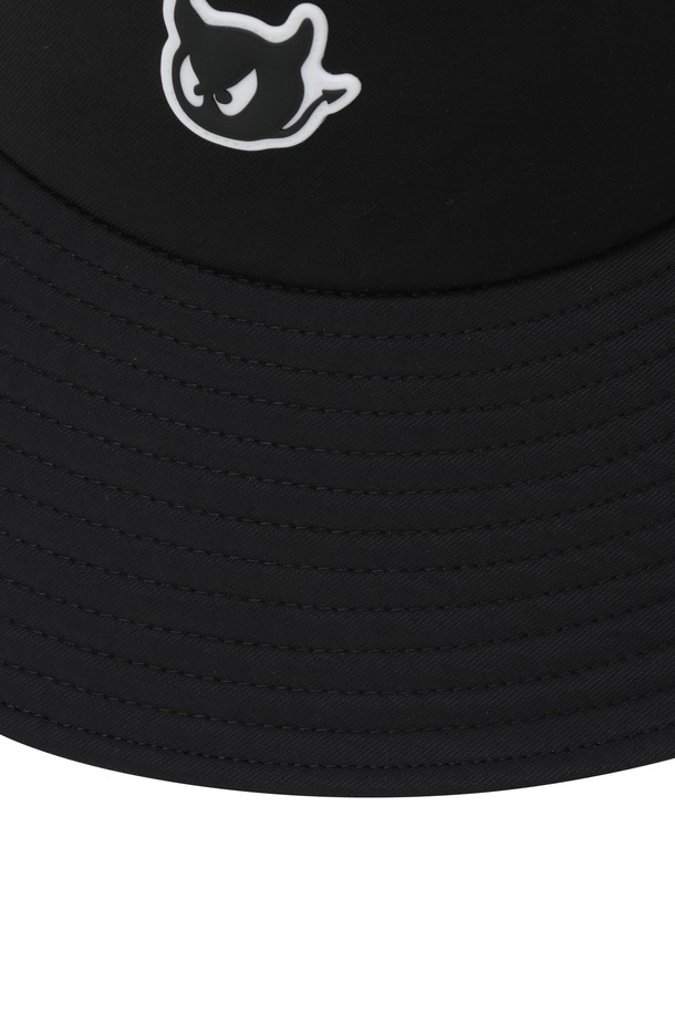 Uni Waacky 버킷 햇(CO)는 골프 및 일상용으로 활용 가능한 공용 모자입니다. 부드러운 면 소재로 제작되어 편안한 착용감을 선사하며, 봄, 여름 시즌에 적합합니다. 와이드 챙과 블랙 컬러는 캐주얼, 미니멀, 스포티한 스타일을 연출하며, 자외선 차단, 흡습, 속건 기능을 갖춰 실용성을 더했습니다. 트윌 조직감과 COOLMAX 안감, 탈착 가능한 레터링 스트랩, 땀받이 디테일이 돋보입니다. 특히, 스냅 버튼 장식으로 포인트를 주어 개성 있는 골프룩을 완성할 수 있습니다.
