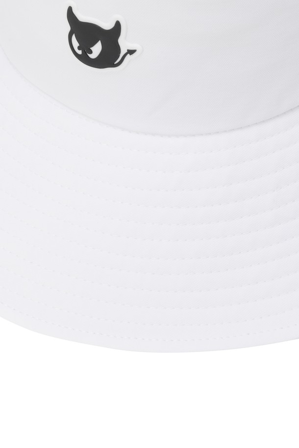 Uni Waacky 버킷 햇(CO)는 골프룩과 캐주얼, 미니멀, 스포티 스타일을 즐기는 분들을 위한 버킷 햇입니다. 부드러운 면 소재에 얇은 두께감으로 편안한 착용감을 선사하며, 와이드 챙이 햇볕을 효과적으로 가려줍니다. 앞면의 와키 디자인과 레터링, 스냅 버튼 장식이 돋보이며, 뒷면 스냅 버튼으로 챙 접이도 가능합니다. 자외선 차단, 흡습, 속건 기능과 함께 COOLMAX 안감을 사용하여 쾌적함을 유지해줍니다. 탈착 가능한 레터링 스트랩으로 다양한 스타일 연출이 가능합니다.
