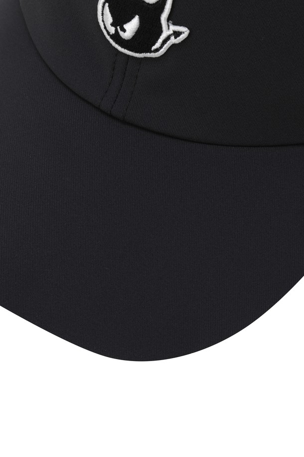 Women Ribbon Cap(OE)는 골프룩에 잘 어울리는 여성용 캡모자입니다. 얇은 두께감의 무지 패턴으로, 캐주얼하면서도 미니멀한 스타일을 연출합니다. 8cm의 챙 넓이로 햇빛을 효과적으로 가려주며, 흡습 및 속건 기능의 COOLMAX 안감과 땀받이 디테일로 쾌적한 착용감을 제공합니다. 리본과 벨크로 디자인, 와키 장식으로 포인트를 더했으며, 벨크로 스트랩으로 사이즈 조절이 용이합니다.
