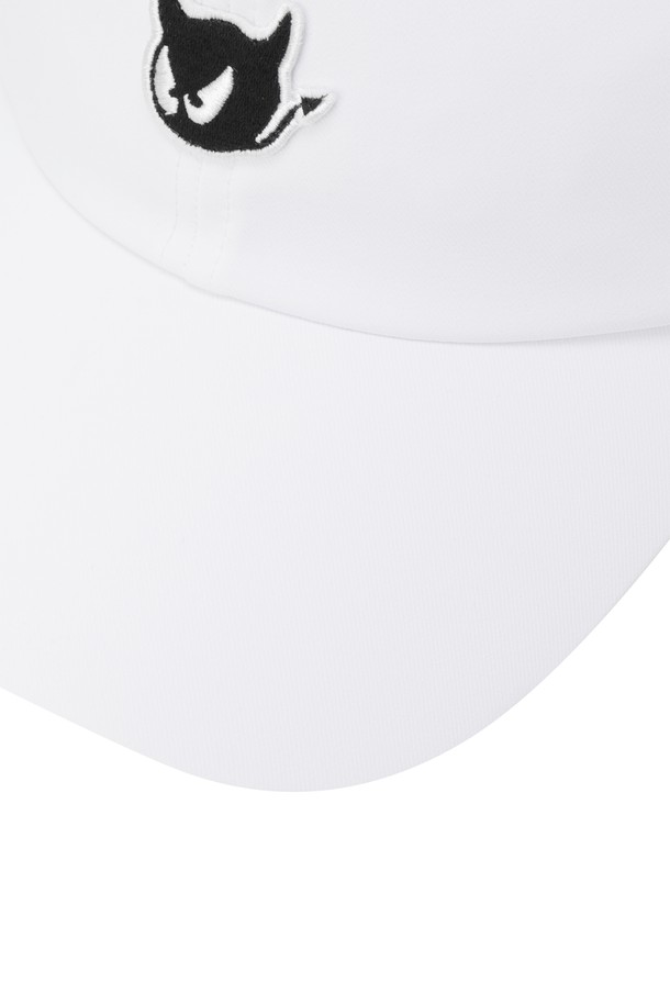 여성 리본 캡(OE)은 봄, 여름 시즌 골프룩과 캐주얼, 미니멀 스타일 연출에 적합한 캡모자입니다. 부드러운 촉감의 폴리에스테르 소재로 제작되었으며, 8cm 챙 넓이와 얇은 두께로 시원한 착용감을 제공합니다. 무지 디자인에 리본과 벨크로 장식이 포인트이며, 흡습, 속건, 통기 기능으로 쾌적함을 유지합니다. COOLMAX 안감과 땀받이가 포함되어 있어 활동적인 날에도 편안하게 사용할 수 있습니다. 화이트 컬러로 다양한 의상에 매치하기 용이합니다.
