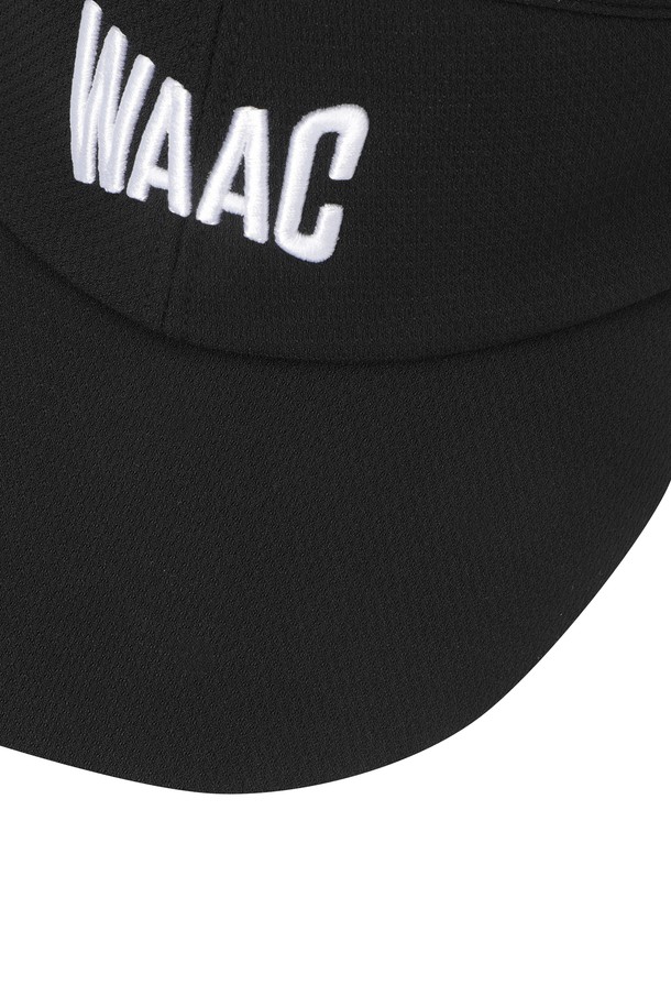 Women 로고 바이저 (OE)는 스포티하면서도 캐주얼한 골프룩 연출에 적합한 여성용 바이저입니다. 깊은 모자 깊이와 와이드 챙으로 제작되어 자외선 차단 및 스타일리시함을 동시에 제공합니다. 깊음, 자수, 레터링 등의 디자인 장식과 사이즈 조절 기능이 더해져 편안한 착용감을 선사합니다. 얇은 두께의 경량 소재에 안감이 있어 쾌적하며, 로고 패턴으로 포인트를 주었습니다. 흡습 기능으로 땀을 빠르게 흡수하여 쾌적한 라운딩을 돕습니다.
