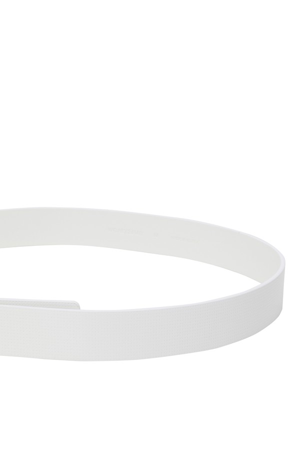 남성 펀칭 벨트는 소가죽 소재의 자동 벨트로, 골프룩과 캐주얼 스타일을 모두 아우르는 실용적인 아이템입니다. 펀칭 디테일과 로고 패턴으로 포인트를 주어 클래식하면서도 미니멀한 디자인을 완성했습니다. 허리 사이즈에 맞춰 조절 가능하며, 편안한 착용감을 제공합니다. 골프 라운딩은 물론, 일상에서도 세련된 스타일을 연출해보세요.
