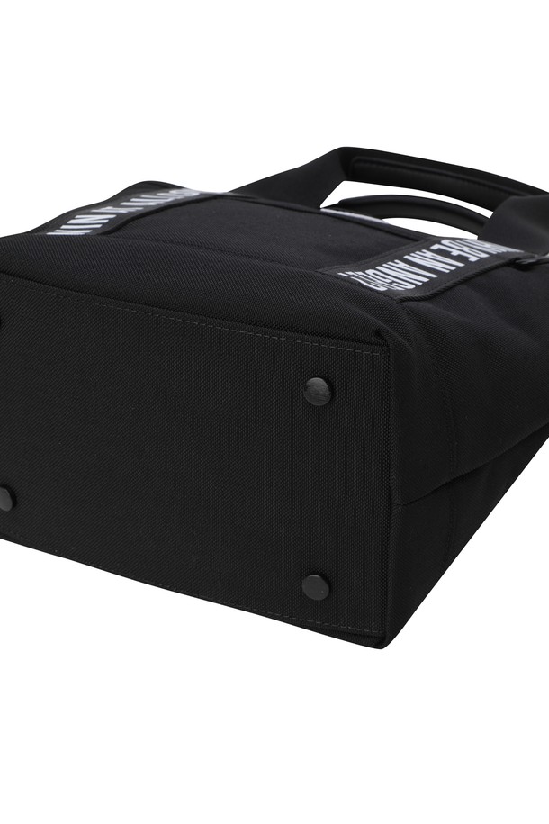 WAACKY (와키) 이지 카트백은 골프룩에 어울리는 여성용 골프백입니다. 미니멀하고 클래식한 디자인으로, 블랙 컬러에 레터링 패턴과 메탈 장식이 돋보입니다. 넉넉한 수납 공간과 탈착 가능한 스트랩이 있어 실용성을 높였으며, 상단 지퍼 여밈과 내부 분리 포켓으로 소지품을 안전하게 보관할 수 있습니다. 가죽 커버 손잡이와 바닥 메탈 보호 장식, 숄더/크로스 연출이 가능하여 다양한 스타일로 활용할 수 있는 미디엄 사이즈 사각 가방입니다.
