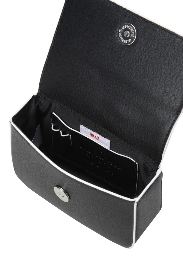 세련된 여성 벨트백(CO)을 소개합니다. 고급 가죽 소재에 로고 패턴과 로고 장식이 더해져 클래식하고 미니멀한 스타일을 연출합니다. 컴팩트한 미니 사이즈의 사각 디자인으로, 내부 포켓과 핀꽂이가 실용성을 높입니다. 벨트 탈부착이 가능하며, 마그네틱형 잠금 방식으로 편리하게 사용할 수 있습니다. 골프룩에 어울리는 아이템으로, 스타일리시하게 연출해보세요.
