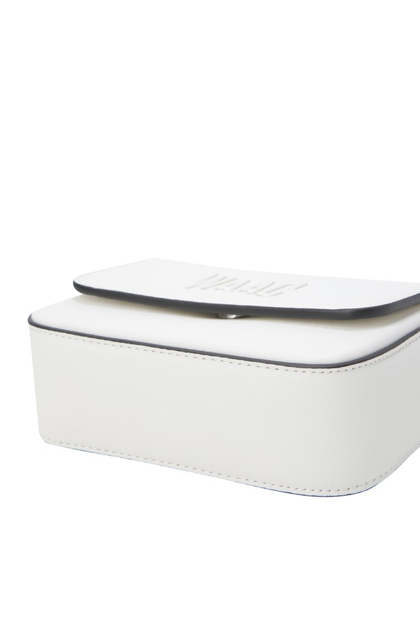 세련된 여성 벨트 백(CO)입니다. 미니멀한 사각 디자인에 로고 패턴과 장식이 돋보이며, 가죽 소재로 제작되어 고급스러운 분위기를 자아냅니다. 벨트 탈부착이 가능하여 다양한 스타일 연출이 용이하며, 내부 포켓과 핀꽂이 디테일로 실용성을 더했습니다. 마그네틱형 잠금 방식으로 소지품을 안전하게 보관할 수 있으며, 데이트룩, 모임룩, 소개팅룩 등 다양한 TPO에 활용하기 좋습니다. 클래식, 미니멀, 시크 스타일을 즐기는 여성분들께 추천합니다.
