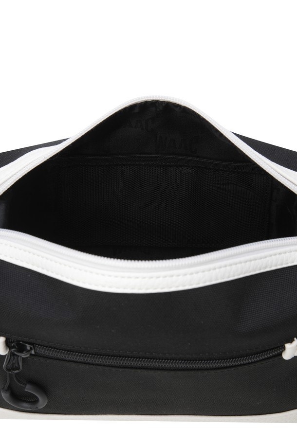 WAACKY(와키) 골프 파우치는 클래식하고 미니멀한 스타일을 추구하는 골퍼를 위한 필수 아이템입니다. 블랙, 화이트 두 가지 컬러로 출시되었으며, 부드러운 가죽 소재와 사각 형태의 디자인이 특징입니다. 외부에는 조직감 있는 가죽 배색, 내부에는 분리 포켓으로 실용성을 더했으며, 뒷면 지퍼 포켓으로 수납력을 높였습니다. 가볍고 컴팩트한 미디엄 사이즈로 골프 라운딩 시 편리하게 사용할 수 있으며, WAACKY(와키) 브랜드 로고 장식으로 포인트를 더했습니다.
