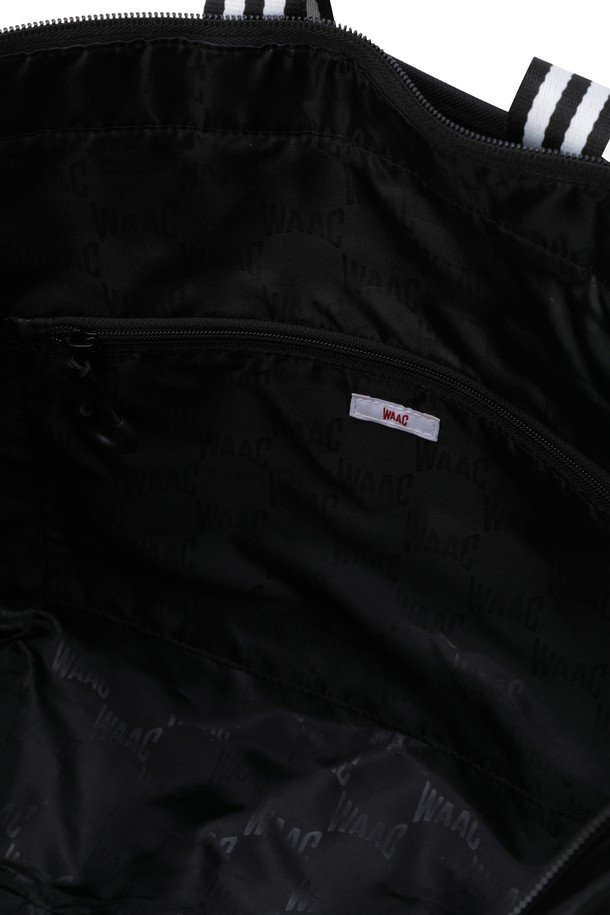 "토트 보스턴 백"은 클래식하고 미니멀한 스타일을 추구하는 골프룩에 완벽하게 어울리는 가방입니다. 블랙 컬러의 미디엄 사이즈 사각 토트백으로, 레터링 패턴과 메탈 장식, 버클 디테일이 세련된 포인트를 더합니다. 넉넉한 수납공간과 분리 포켓, 이중 손잡이로 실용성을 높였으며, 바닥 메탈 보호장치와 스트랩 디테일이 디자인의 완성도를 높입니다. 골프 라운딩 시 스타일리시함과 수납력을 동시에 잡을 수 있는 아이템입니다.
