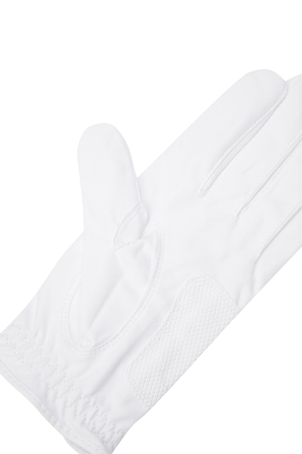 WAACKY (와키) 여성 합성 피혁 골프 장갑 3팩입니다. 경쾌한 캐릭터 패턴과 스포티, 캐주얼 스타일을 연출하여 골프룩에 포인트를 더합니다. 통기성이 우수한 펀칭 디테일과 벨크로 여밈 방식으로 편안한 착용감을 제공합니다. 라운딩 시 쾌적함을 유지하며 활동적인 움직임을 돕는 여성 골프 장갑입니다. 
레드 색상으로 개성 있는 스타일을 완성하세요.
