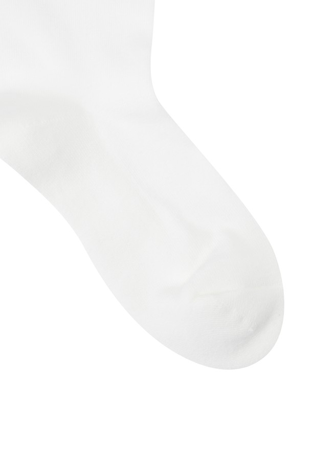 여성 무릎 양말(OE)입니다. 골프룩에 어울리는 스포티하고 캐주얼한 스타일의 니삭스로, 면 소재로 제작되어 부드러운 착용감을 제공합니다. 신축성과 쿠셔닝 기능으로 활동성을 높였으며, 자수, 레터링, 골지 패턴이 돋보이는 디자인입니다. 필드 위에서 개성 넘치는 스타일을 연출해보세요.
