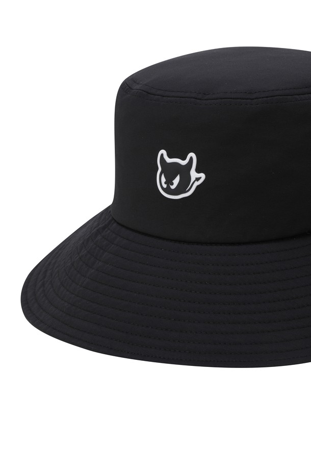 Uni Waacky 버킷 햇(CO)는 골프 및 일상용으로 활용 가능한 공용 모자입니다. 부드러운 면 소재로 제작되어 편안한 착용감을 선사하며, 봄, 여름 시즌에 적합합니다. 와이드 챙과 블랙 컬러는 캐주얼, 미니멀, 스포티한 스타일을 연출하며, 자외선 차단, 흡습, 속건 기능을 갖춰 실용성을 더했습니다. 트윌 조직감과 COOLMAX 안감, 탈착 가능한 레터링 스트랩, 땀받이 디테일이 돋보입니다. 특히, 스냅 버튼 장식으로 포인트를 주어 개성 있는 골프룩을 완성할 수 있습니다.
