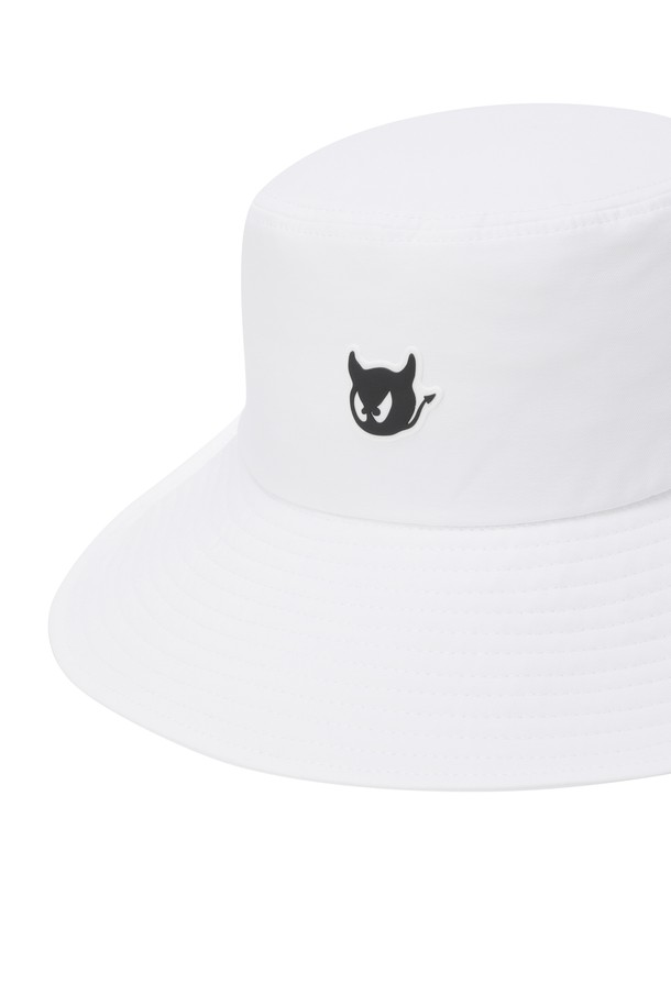 Uni Waacky 버킷 햇(CO)는 골프룩과 캐주얼, 미니멀, 스포티 스타일을 즐기는 분들을 위한 버킷 햇입니다. 부드러운 면 소재에 얇은 두께감으로 편안한 착용감을 선사하며, 와이드 챙이 햇볕을 효과적으로 가려줍니다. 앞면의 와키 디자인과 레터링, 스냅 버튼 장식이 돋보이며, 뒷면 스냅 버튼으로 챙 접이도 가능합니다. 자외선 차단, 흡습, 속건 기능과 함께 COOLMAX 안감을 사용하여 쾌적함을 유지해줍니다. 탈착 가능한 레터링 스트랩으로 다양한 스타일 연출이 가능합니다.
