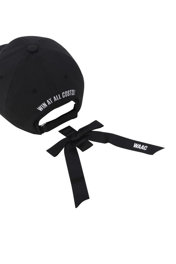 Women Ribbon Cap(OE)는 골프룩에 잘 어울리는 여성용 캡모자입니다. 얇은 두께감의 무지 패턴으로, 캐주얼하면서도 미니멀한 스타일을 연출합니다. 8cm의 챙 넓이로 햇빛을 효과적으로 가려주며, 흡습 및 속건 기능의 COOLMAX 안감과 땀받이 디테일로 쾌적한 착용감을 제공합니다. 리본과 벨크로 디자인, 와키 장식으로 포인트를 더했으며, 벨크로 스트랩으로 사이즈 조절이 용이합니다.
