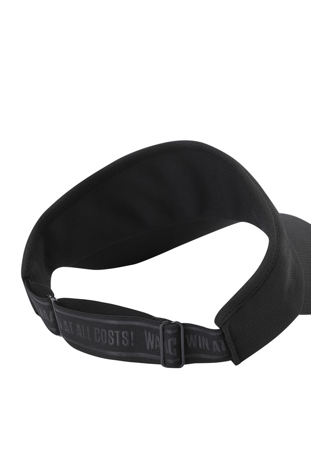 Women 로고 바이저 (OE)는 스포티하면서도 캐주얼한 골프룩 연출에 적합한 여성용 바이저입니다. 깊은 모자 깊이와 와이드 챙으로 제작되어 자외선 차단 및 스타일리시함을 동시에 제공합니다. 깊음, 자수, 레터링 등의 디자인 장식과 사이즈 조절 기능이 더해져 편안한 착용감을 선사합니다. 얇은 두께의 경량 소재에 안감이 있어 쾌적하며, 로고 패턴으로 포인트를 주었습니다. 흡습 기능으로 땀을 빠르게 흡수하여 쾌적한 라운딩을 돕습니다.
