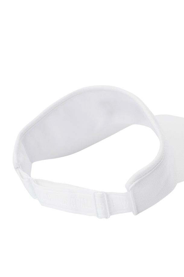 여성 로고 바이저(Women Logo Visor)는 골프룩에 어울리는 스포티하고 미니멀한 디자인의 바이저입니다. 깊은 모자 깊이와 와이드한 챙으로 햇빛을 효과적으로 가려주며, 자외선 차단 기능을 제공합니다. 가볍고 흡습 기능이 있어 봄, 여름, 가을 시즌에 쾌적하게 착용할 수 있습니다. 로고 패턴과 자수, 버클, 레터링 등의 디자인 장식이 돋보이며, 사이즈 조절이 가능합니다. 안감이 있어 편안한 착용감을 선사합니다.
