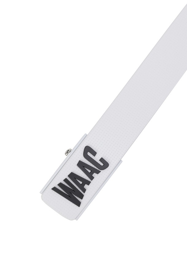 남성 펀칭 벨트는 소가죽 소재의 자동 벨트로, 골프룩과 캐주얼 스타일을 모두 아우르는 실용적인 아이템입니다. 펀칭 디테일과 로고 패턴으로 포인트를 주어 클래식하면서도 미니멀한 디자인을 완성했습니다. 허리 사이즈에 맞춰 조절 가능하며, 편안한 착용감을 제공합니다. 골프 라운딩은 물론, 일상에서도 세련된 스타일을 연출해보세요.
