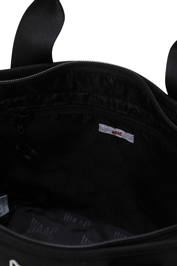 WAACKY (와키) 이지 카트백은 골프룩에 어울리는 여성용 골프백입니다. 미니멀하고 클래식한 디자인으로, 블랙 컬러에 레터링 패턴과 메탈 장식이 돋보입니다. 넉넉한 수납 공간과 탈착 가능한 스트랩이 있어 실용성을 높였으며, 상단 지퍼 여밈과 내부 분리 포켓으로 소지품을 안전하게 보관할 수 있습니다. 가죽 커버 손잡이와 바닥 메탈 보호 장식, 숄더/크로스 연출이 가능하여 다양한 스타일로 활용할 수 있는 미디엄 사이즈 사각 가방입니다.
