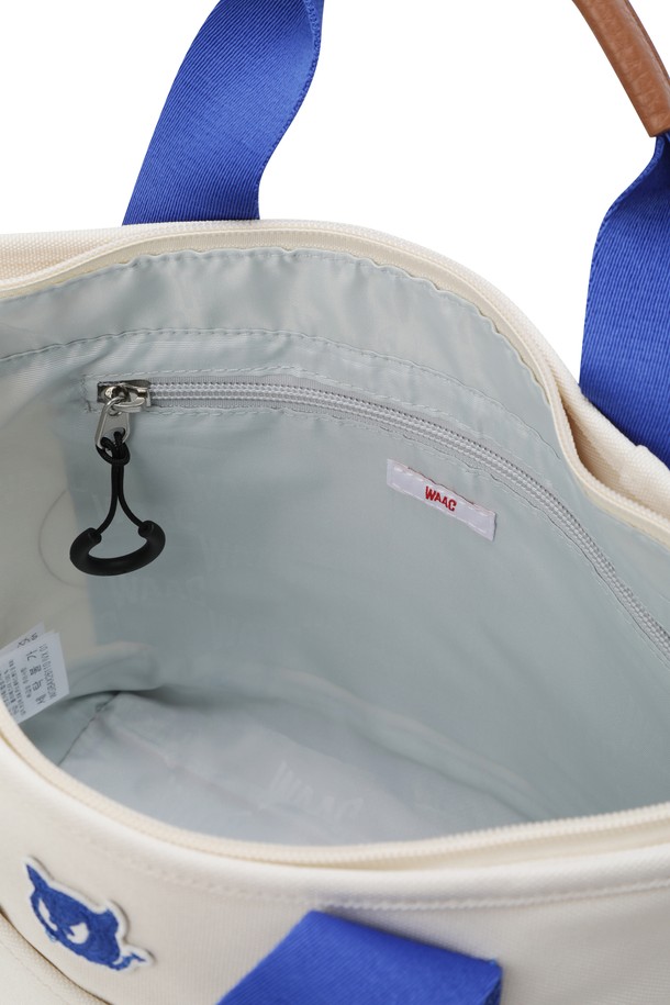 WAACKY EASY (와키 이지) 여성 골프 카트백은 클래식하고 미니멀한 스타일을 추구하는 여성 골퍼를 위한 가방입니다. 부드러운 가죽 소재에 레터링 패턴, 메탈 장식으로 포인트를 주어 고급스러운 디자인을 완성했습니다. 넉넉한 수납공간과 내부 분리 포켓, 숄더/크로스 연출이 가능한 탈착 스트랩으로 실용성을 높였습니다. 상단 지퍼 여밈 방식으로 내용물을 안전하게 보호하며, 바닥 보호 메탈 장식으로 내구성을 더했습니다. 화이트, 블루, 브라운 세 가지 색상으로 출시되어 골프룩에 맞춰 다채롭게 연출할 수 있습니다.
