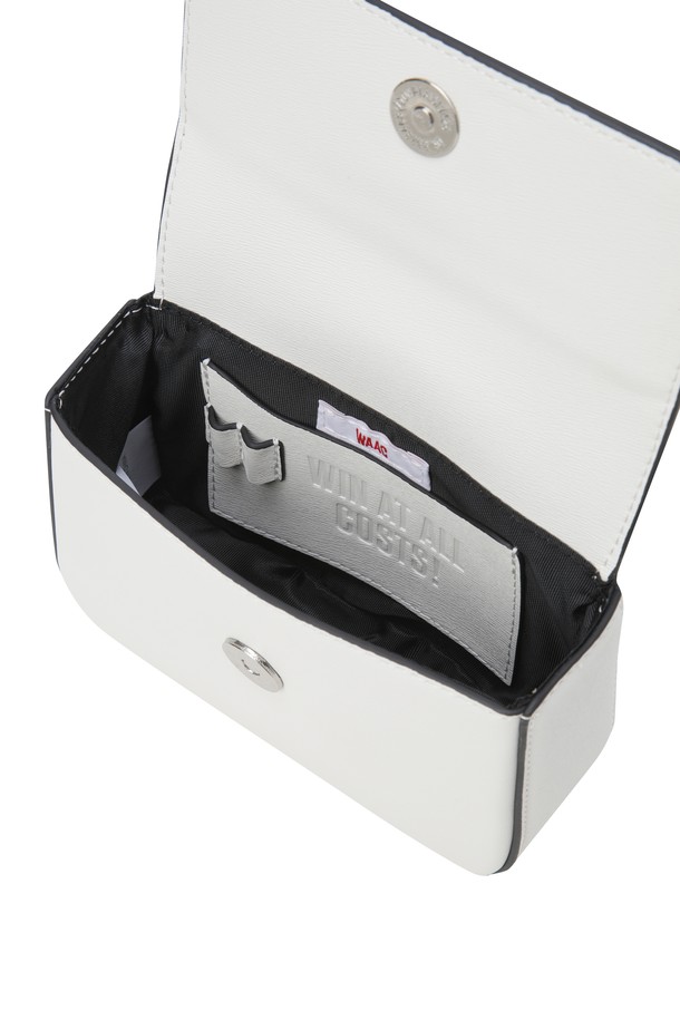 세련된 여성 벨트 백(CO)입니다. 미니멀한 사각 디자인에 로고 패턴과 장식이 돋보이며, 가죽 소재로 제작되어 고급스러운 분위기를 자아냅니다. 벨트 탈부착이 가능하여 다양한 스타일 연출이 용이하며, 내부 포켓과 핀꽂이 디테일로 실용성을 더했습니다. 마그네틱형 잠금 방식으로 소지품을 안전하게 보관할 수 있으며, 데이트룩, 모임룩, 소개팅룩 등 다양한 TPO에 활용하기 좋습니다. 클래식, 미니멀, 시크 스타일을 즐기는 여성분들께 추천합니다.
