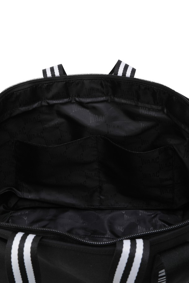 "토트 보스턴 백"은 클래식하고 미니멀한 스타일을 추구하는 골프룩에 완벽하게 어울리는 가방입니다. 블랙 컬러의 미디엄 사이즈 사각 토트백으로, 레터링 패턴과 메탈 장식, 버클 디테일이 세련된 포인트를 더합니다. 넉넉한 수납공간과 분리 포켓, 이중 손잡이로 실용성을 높였으며, 바닥 메탈 보호장치와 스트랩 디테일이 디자인의 완성도를 높입니다. 골프 라운딩 시 스타일리시함과 수납력을 동시에 잡을 수 있는 아이템입니다.
