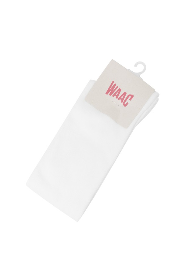 여성 무릎 양말(OE)입니다. 골프룩에 어울리는 스포티하고 캐주얼한 스타일의 니삭스로, 면 소재로 제작되어 부드러운 착용감을 제공합니다. 신축성과 쿠셔닝 기능으로 활동성을 높였으며, 자수, 레터링, 골지 패턴이 돋보이는 디자인입니다. 필드 위에서 개성 넘치는 스타일을 연출해보세요.
