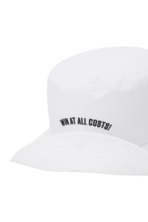 Uni Waacky 버킷 햇(CO)는 골프룩과 캐주얼, 미니멀, 스포티 스타일을 즐기는 분들을 위한 버킷 햇입니다. 부드러운 면 소재에 얇은 두께감으로 편안한 착용감을 선사하며, 와이드 챙이 햇볕을 효과적으로 가려줍니다. 앞면의 와키 디자인과 레터링, 스냅 버튼 장식이 돋보이며, 뒷면 스냅 버튼으로 챙 접이도 가능합니다. 자외선 차단, 흡습, 속건 기능과 함께 COOLMAX 안감을 사용하여 쾌적함을 유지해줍니다. 탈착 가능한 레터링 스트랩으로 다양한 스타일 연출이 가능합니다.
