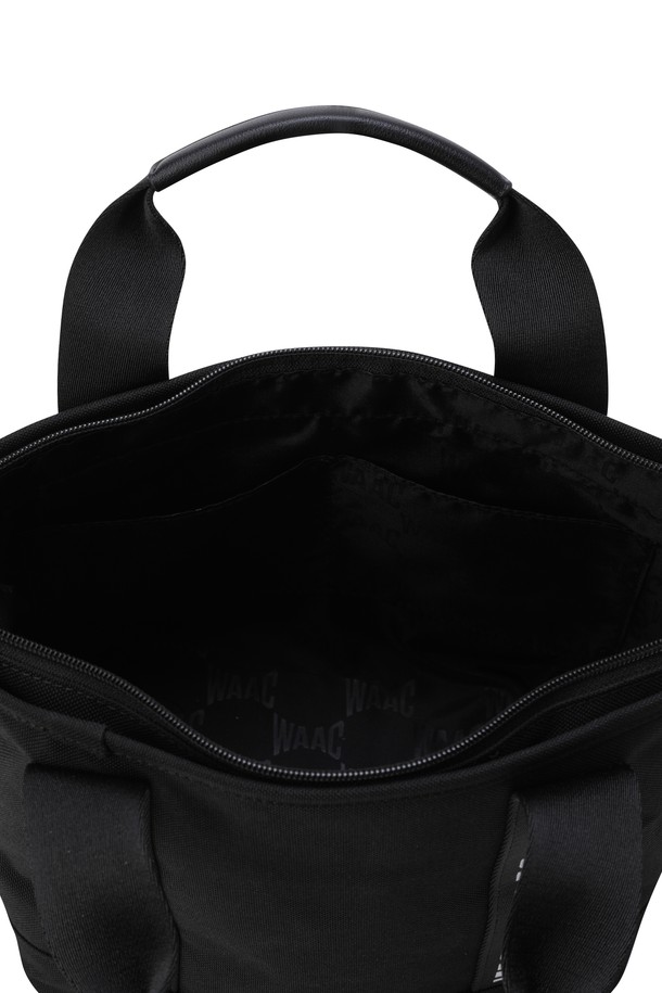 WAACKY (와키) 이지 카트백은 골프룩에 어울리는 여성용 골프백입니다. 미니멀하고 클래식한 디자인으로, 블랙 컬러에 레터링 패턴과 메탈 장식이 돋보입니다. 넉넉한 수납 공간과 탈착 가능한 스트랩이 있어 실용성을 높였으며, 상단 지퍼 여밈과 내부 분리 포켓으로 소지품을 안전하게 보관할 수 있습니다. 가죽 커버 손잡이와 바닥 메탈 보호 장식, 숄더/크로스 연출이 가능하여 다양한 스타일로 활용할 수 있는 미디엄 사이즈 사각 가방입니다.
