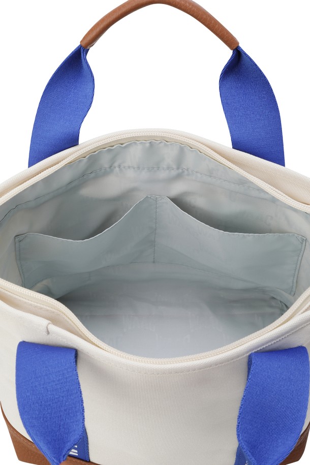 WAACKY EASY (와키 이지) 여성 골프 카트백은 클래식하고 미니멀한 스타일을 추구하는 여성 골퍼를 위한 가방입니다. 부드러운 가죽 소재에 레터링 패턴, 메탈 장식으로 포인트를 주어 고급스러운 디자인을 완성했습니다. 넉넉한 수납공간과 내부 분리 포켓, 숄더/크로스 연출이 가능한 탈착 스트랩으로 실용성을 높였습니다. 상단 지퍼 여밈 방식으로 내용물을 안전하게 보호하며, 바닥 보호 메탈 장식으로 내구성을 더했습니다. 화이트, 블루, 브라운 세 가지 색상으로 출시되어 골프룩에 맞춰 다채롭게 연출할 수 있습니다.
