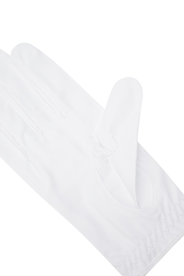 WAACKY (와키) 여성 합성 피혁 골프 장갑 3팩입니다. 경쾌한 캐릭터 패턴과 스포티, 캐주얼 스타일을 연출하여 골프룩에 포인트를 더합니다. 통기성이 우수한 펀칭 디테일과 벨크로 여밈 방식으로 편안한 착용감을 제공합니다. 라운딩 시 쾌적함을 유지하며 활동적인 움직임을 돕는 여성 골프 장갑입니다. 
레드 색상으로 개성 있는 스타일을 완성하세요.
