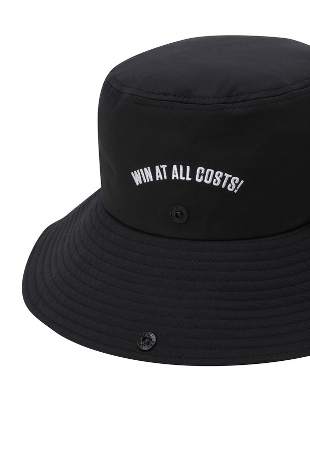 Uni Waacky 버킷 햇(CO)는 골프 및 일상용으로 활용 가능한 공용 모자입니다. 부드러운 면 소재로 제작되어 편안한 착용감을 선사하며, 봄, 여름 시즌에 적합합니다. 와이드 챙과 블랙 컬러는 캐주얼, 미니멀, 스포티한 스타일을 연출하며, 자외선 차단, 흡습, 속건 기능을 갖춰 실용성을 더했습니다. 트윌 조직감과 COOLMAX 안감, 탈착 가능한 레터링 스트랩, 땀받이 디테일이 돋보입니다. 특히, 스냅 버튼 장식으로 포인트를 주어 개성 있는 골프룩을 완성할 수 있습니다.
