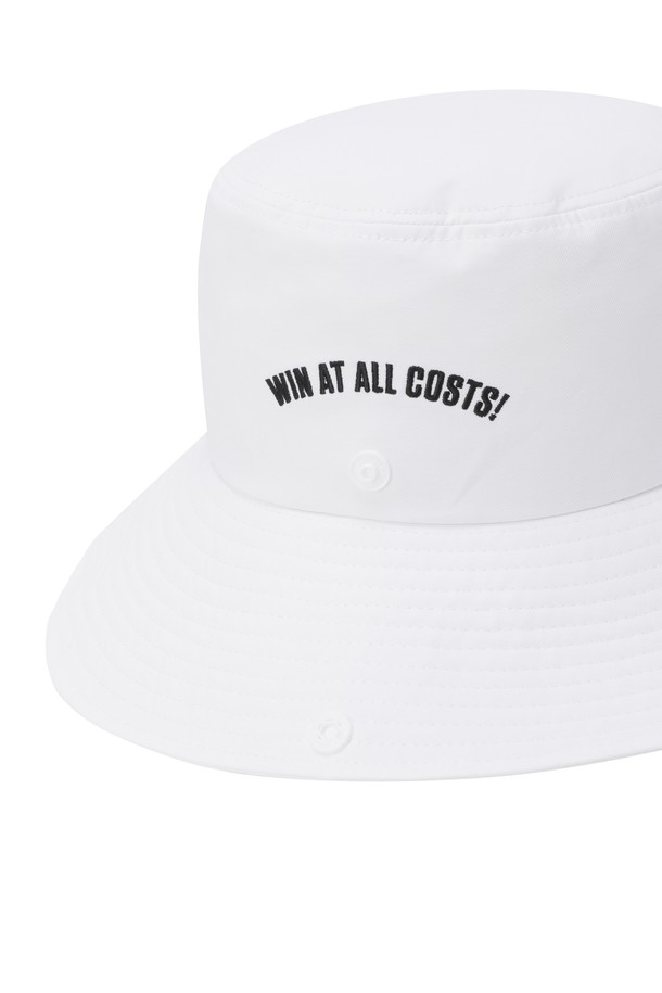 Uni Waacky 버킷 햇(CO)는 골프룩과 캐주얼, 미니멀, 스포티 스타일을 즐기는 분들을 위한 버킷 햇입니다. 부드러운 면 소재에 얇은 두께감으로 편안한 착용감을 선사하며, 와이드 챙이 햇볕을 효과적으로 가려줍니다. 앞면의 와키 디자인과 레터링, 스냅 버튼 장식이 돋보이며, 뒷면 스냅 버튼으로 챙 접이도 가능합니다. 자외선 차단, 흡습, 속건 기능과 함께 COOLMAX 안감을 사용하여 쾌적함을 유지해줍니다. 탈착 가능한 레터링 스트랩으로 다양한 스타일 연출이 가능합니다.
