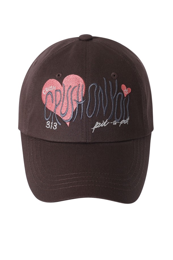 "하트 그래픽 볼캡 브라운"은 남녀 모두 착용 가능한 캐주얼, 스트리트, 미니멀 스타일의 볼캡입니다. 깊은 모자 깊이와 7.5cm의 챙 넓이로 제작되었으며, 면 소재로 봄, 여름, 가을에 착용하기 좋습니다. 브라운 컬러 바탕에 하트 그래픽 패턴이 포인트로 들어가 데이트룩, 산책룩에 개성 있는 스타일을 더해줍니다. 오버핏 디자인으로 편안한 착용감을 선사합니다.
