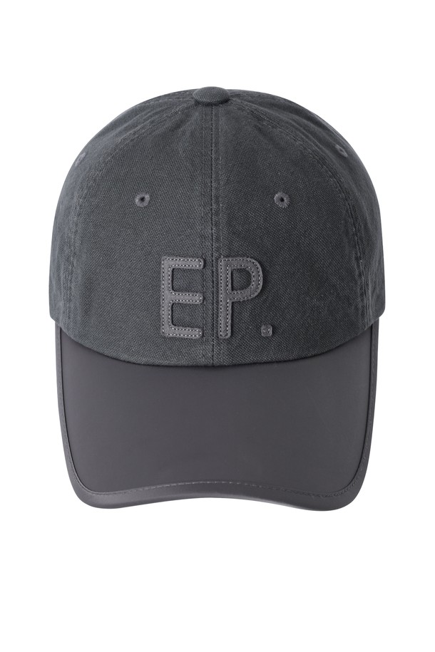 EP 아플리케 컬러 블록 볼캡 그레이는 캐주얼, 클래식, 미니멀 스타일을 즐기는 분들을 위한 사계절용 모자입니다. 부드러운 면 소재로 제작되어 편안한 착용감을 제공하며, 깊은 모자 깊이와 중간 챙 넓이로 안정적인 핏을 선사합니다. 가먼트 워싱 처리와 빈티지한 텍스처, 바이저 샤틴 원단이 어우러져 고급스러운 분위기를 연출하며 광택감 있는 디자인이 특징입니다. 아플리케 자수 로고가 포인트로 들어가 트렌디함을 더하며, 사이즈 조절 기능으로 누구나 편안하게 착용할 수 있습니다. 산책룩, 여행룩 등 다양한 TPO에 활용하여 개성 있는 스타일을 완성해 보세요.
