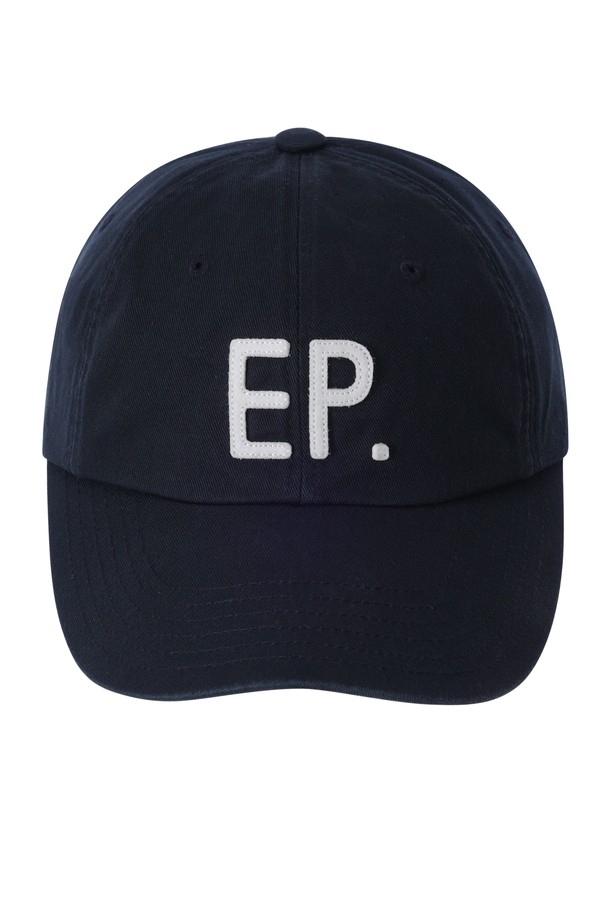 **EP 아플리케 워시드 소프트 캡 네이비**는 부드러운 면 소재로 제작되어 편안한 착용감을 선사하는 캡모자입니다. 짙은 네이비 컬러에 아플리케 자수 로고가 포인트로 들어가 캐주얼하고 미니멀한 스타일을 연출합니다. 가먼트 워싱 처리로 빈티지한 텍스처를 살렸으며, 둥근 형태와 깊은 모자 깊이로 안정감 있는 핏을 제공합니다. 사계절 내내 착용 가능하며, 산책룩이나 여행룩에 매치하여 클래식한 분위기를 더할 수 있습니다. 사이즈 조절이 가능하여 누구나 편안하게 착용할 수 있습니다.
