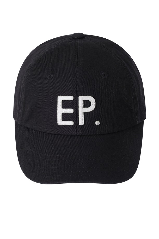 **EP 아플리케 워시드 소프트 캡 블랙**

부드러운 면 소재로 제작되어 편안한 착용감을 선사하는 EP 아플리케 워시드 소프트 캡 블랙입니다. 가먼트 워싱 처리로 자연스럽고 빈티지한 텍스처를 살렸으며, 로고 아플리케 자수 디테일이 돋보입니다. 깊은 모자 깊이와 평챙 디자인으로 제작되었으며, 둥근 형태와 사이즈 조절이 가능하여 누구나 편안하게 착용할 수 있습니다. 캐주얼, 미니멀, 클래식 스타일의 여행룩, 산책룩에 매치하여 스타일리시하게 연출해보세요.
