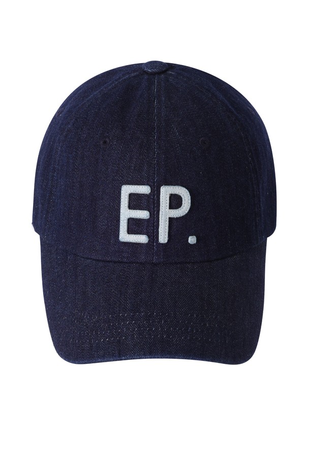 EP 아플리케 데님 워시드 볼캡 딥 인디고는 캐주얼, 클래식, 미니멀 스타일을 즐기는 분들을 위한 사계절 필수 아이템입니다. 딥 인디고 컬러의 데님 소재에 워싱 처리하여 빈티지한 멋을 살렸으며, 얼굴을 갸름하게 커버해주는 챙 넓이와 안정감 있는 깊이의 모자 깊이가 특징입니다. 앞면에는 EP 아플리케 자수 로고가 포인트로 들어가 있으며, 여행룩이나 산책룩에 잘 어울립니다. 사이즈 조절이 가능하여 편안하게 착용할 수 있으며, 물 빠짐 효과로 더욱 자연스러운 스타일을 연출할 수 있습니다.
