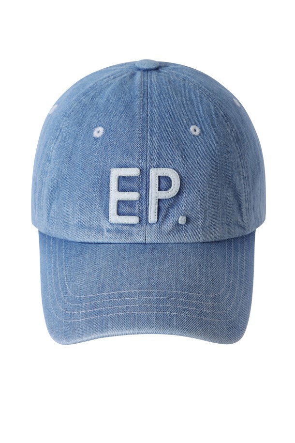 EP 아플리케 데님 워시드 볼캡 라이트 인디고는 캐주얼, 스트리트, 미니멀 스타일을 즐기는 분들을 위한 사계절 필수 아이템입니다. 데님 소재에 워싱 처리와 물 빠짐 효과를 더해 빈티지한 멋을 살렸으며, 안정감 있는 깊이의 모자 깊이와 일반적인 챙 넓이로 편안한 착용감을 제공합니다. 전면에 EP 로고 아플리케 자수 디테일이 돋보이며, 사이즈 조절 기능으로 누구나 쉽게 착용할 수 있습니다. 여행룩, 산책룩 등 다양한 TPO에 활용하여 개성 있는 스타일을 연출해보세요.
