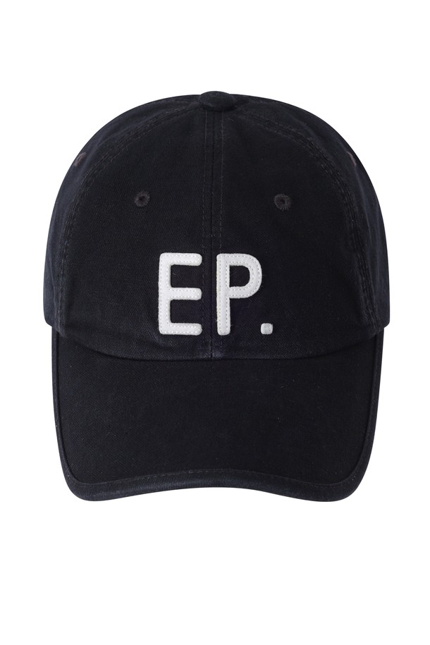 EP 아플리케 빈티지 볼캡 블랙은 사계절 내내 착용하기 좋은 모자입니다. 부드러운 면 소재로 제작되어 편안한 착용감을 선사하며, 안정감 있는 깊이의 모자 깊이로 편안하게 착용할 수 있습니다. 캐주얼, 미니멀 스타일 모두 소화 가능하며, 빈티지한 무드를 더해주는 아플리케 자수 로고가 돋보입니다. 가먼트 워싱 처리로 자연스러운 멋을 살렸으며, 뒷면 둘레 조절 기능으로 누구나 편안하게 착용할 수 있습니다.
