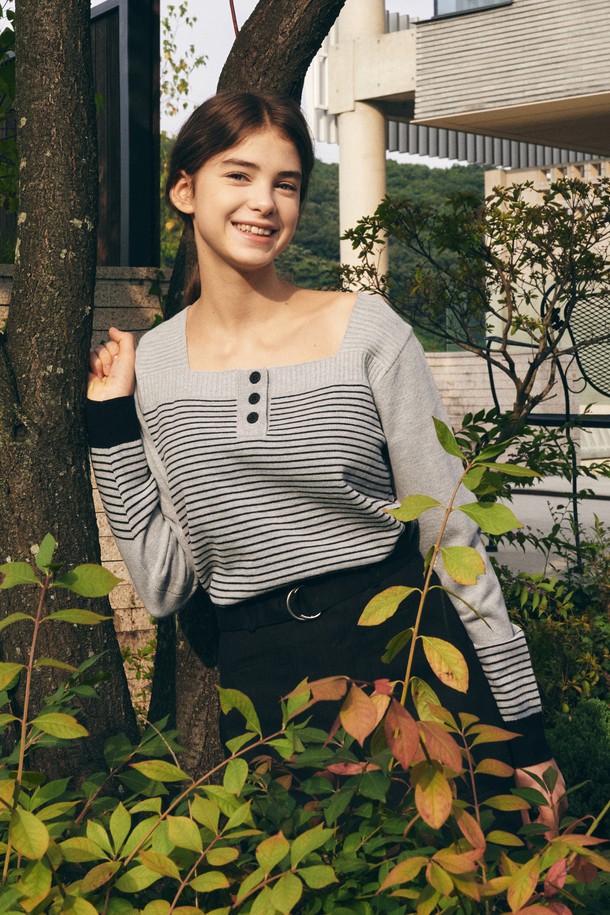 ADAUL - 스웨터 - Stripe coloring 3 button square neck knit - gray melange