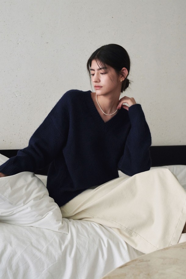 ADAUL - 스웨터 - Soft loose V-neck knit - navy