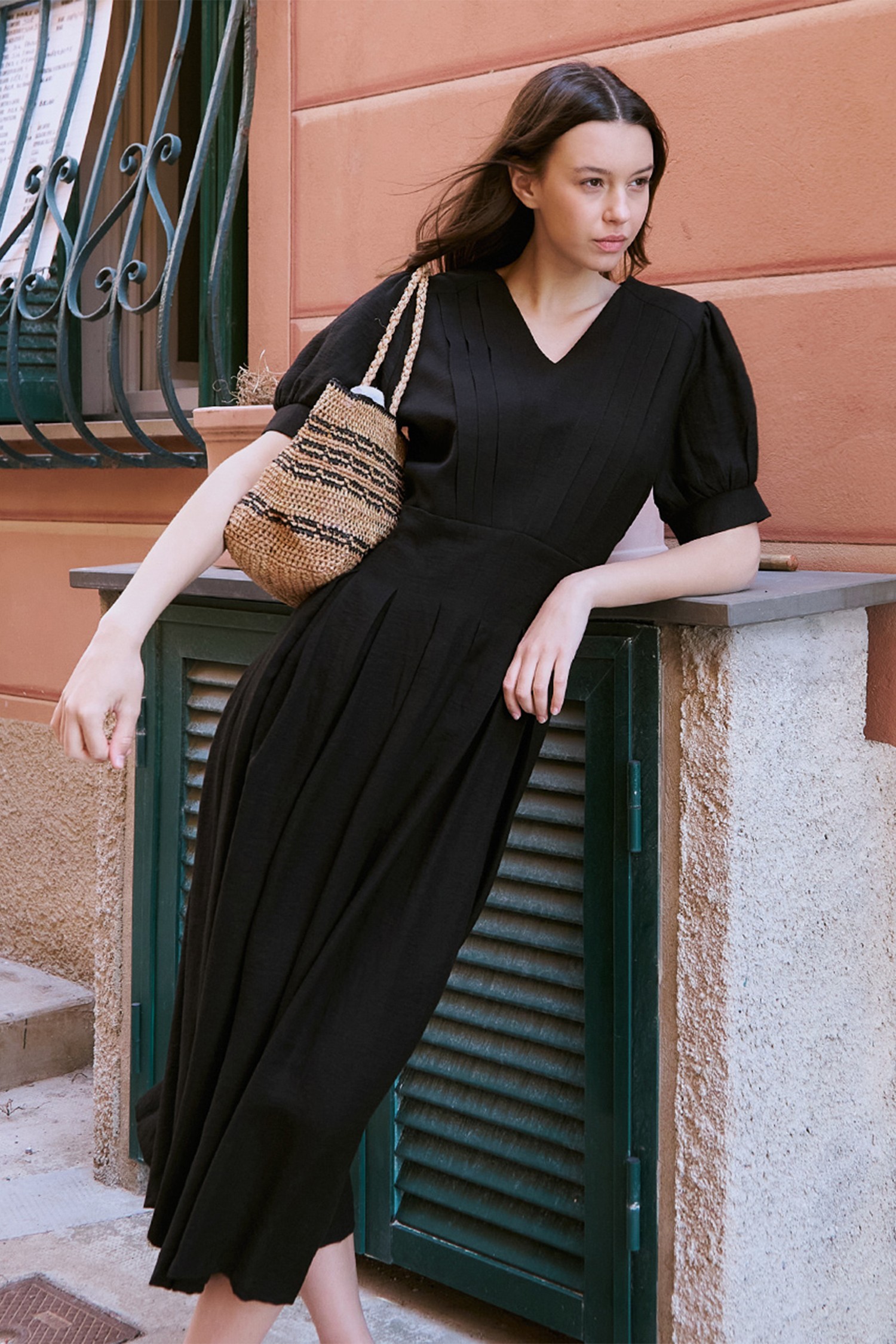 Volume v neck dress - black_ADAUL