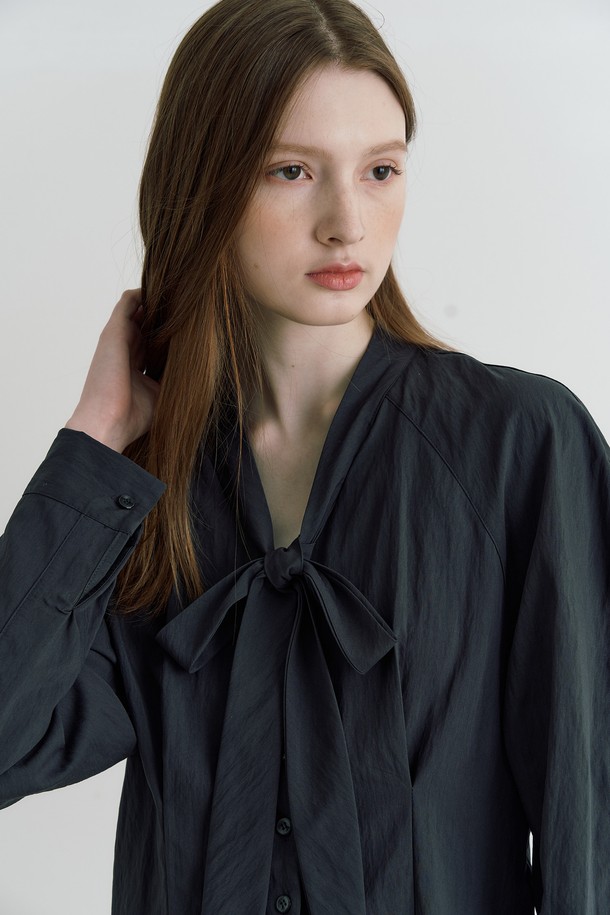 ADAUL - 블라우스 - Ribbon tie pintuck puff blouse - charcoal